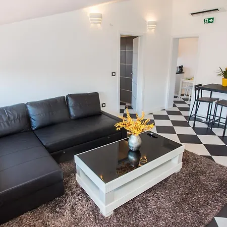 Apartman Black & White