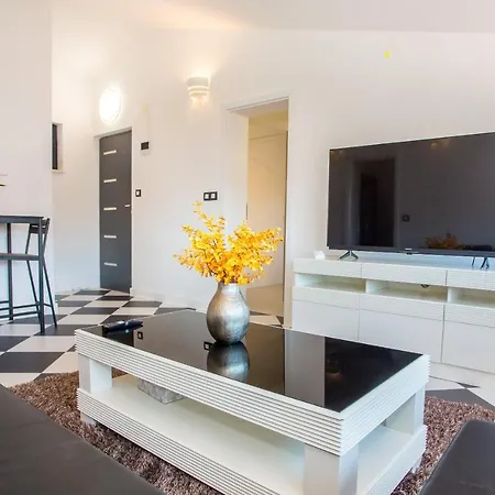 Apartman Black & White *