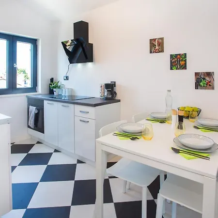 Apartman Black & White *